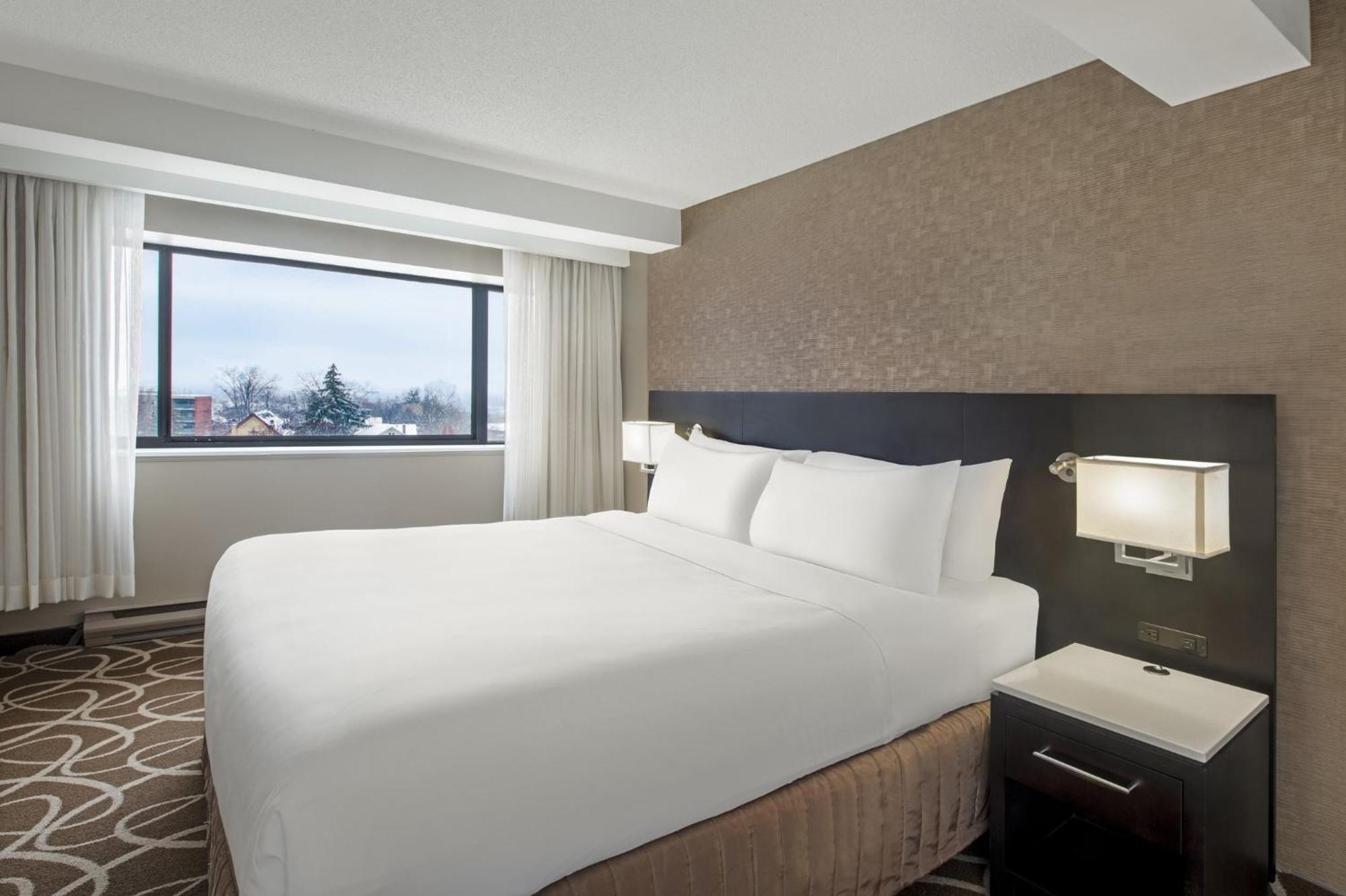 Hotel Crowne Plaza Kitchener-Waterloo By Ihg Exterior foto